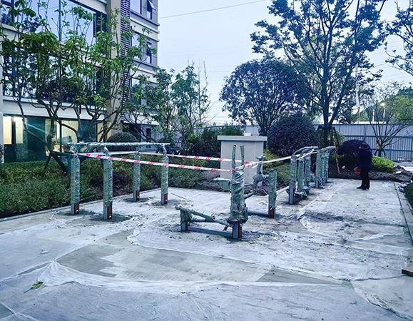 四川遂宁时代之城塑木健身器材安装
